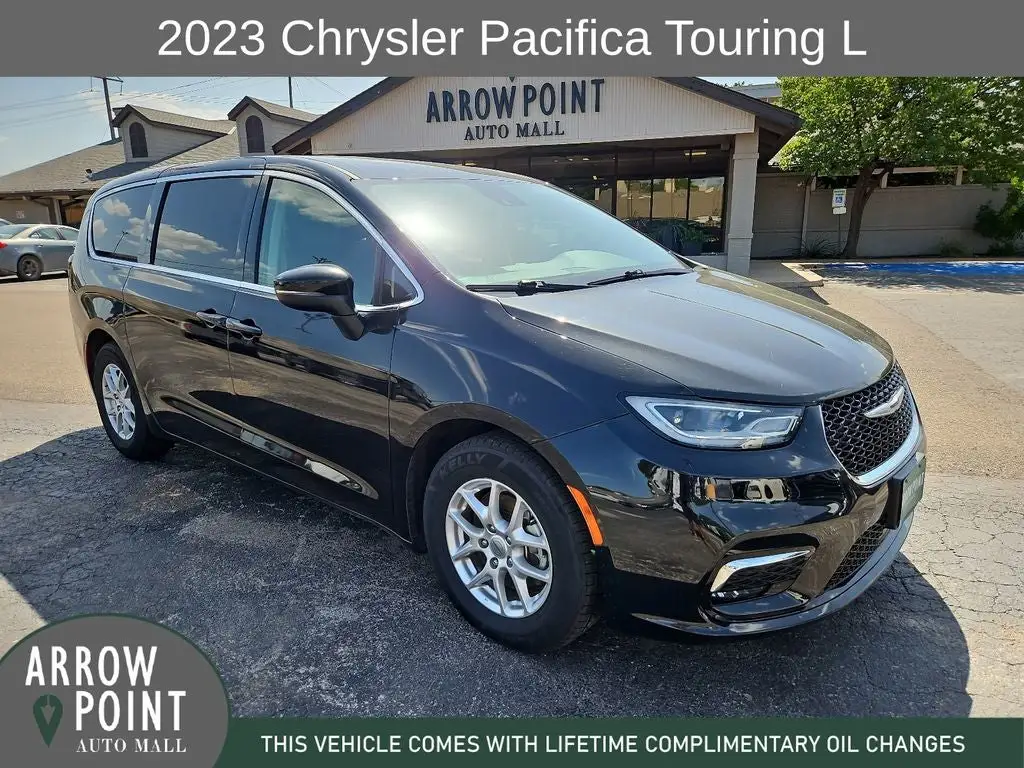 2023 Chrysler Pacifica Touring L photo 1