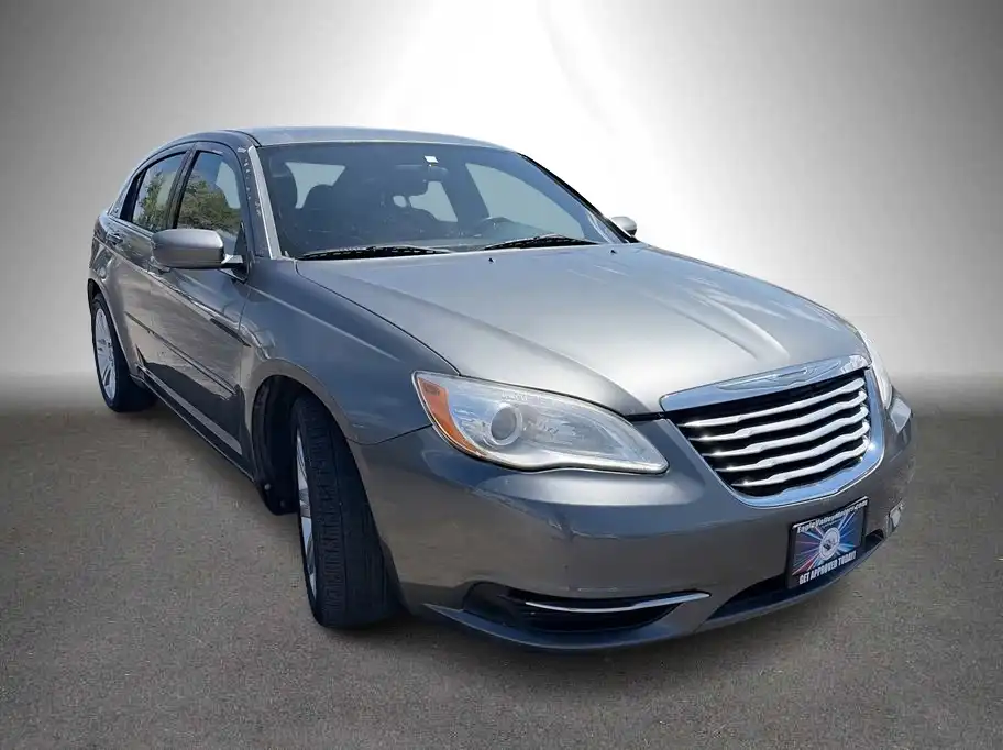 2013 Chrysler 200 Touring's photo