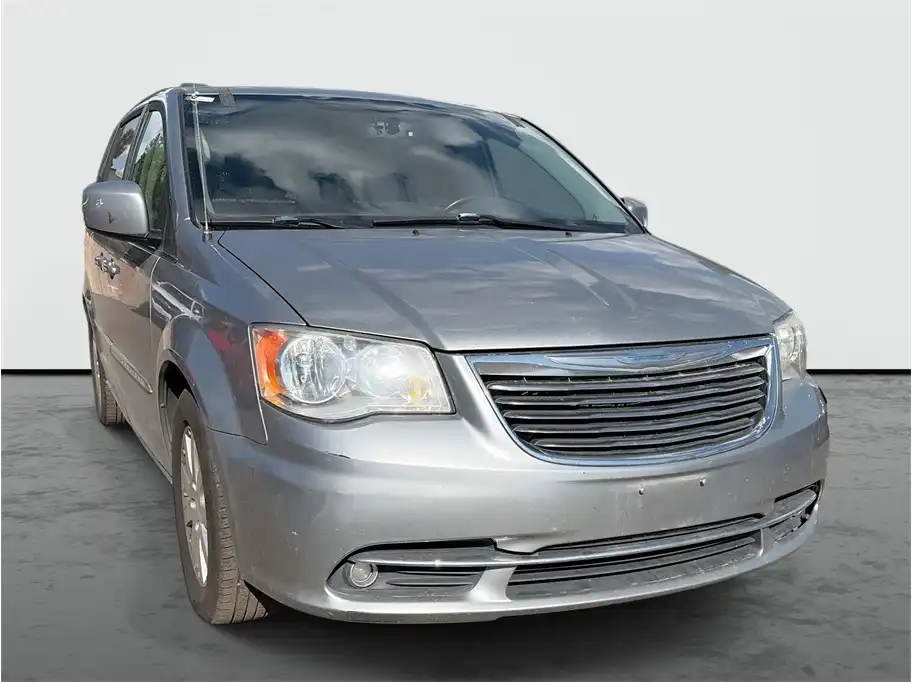 2016 Chrysler Town & Country Touring's photo