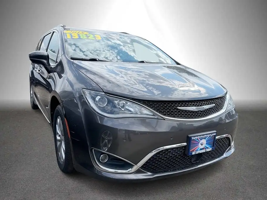 2018 Chrysler Pacifica Touring L's photo