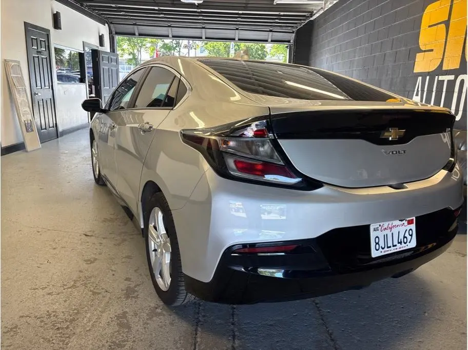 2017 Chevrolet Volt LT photo 4