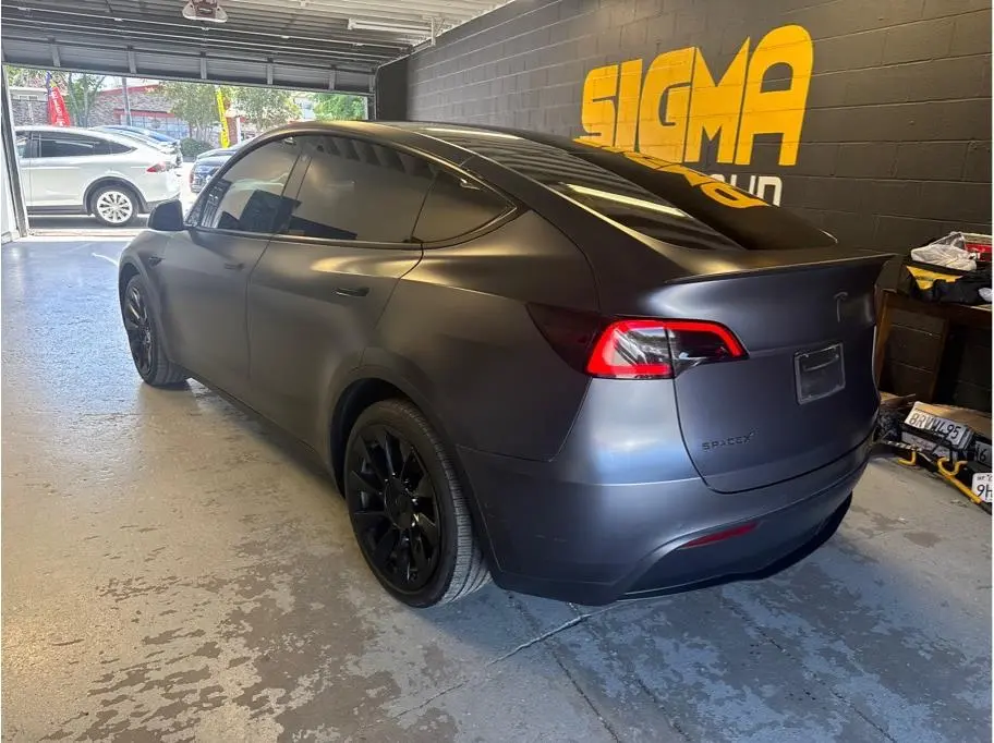 2022 Tesla Model Y Long Range Dual Motor AWD photo 4