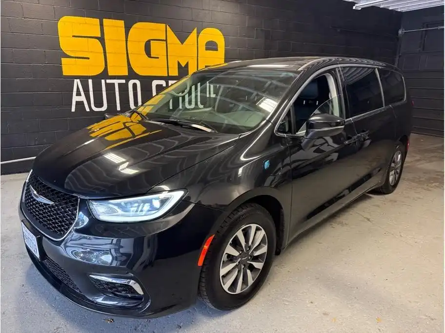 2023 Chrysler Pacifica Hybrid Touring L's photo
