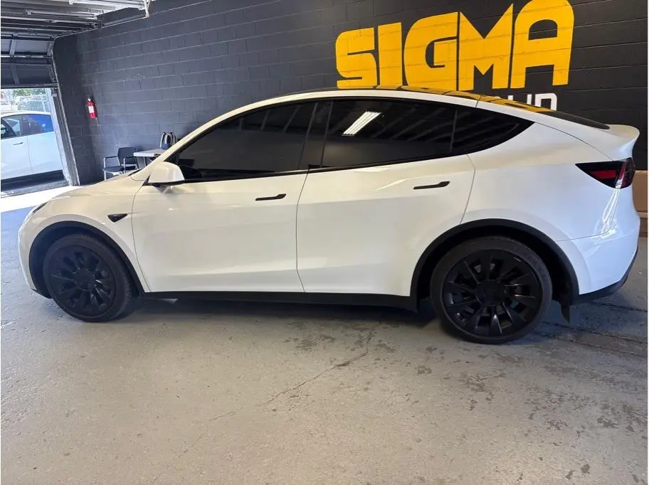 2024 Tesla Model Y Long Range Dual Motor AWD photo 4