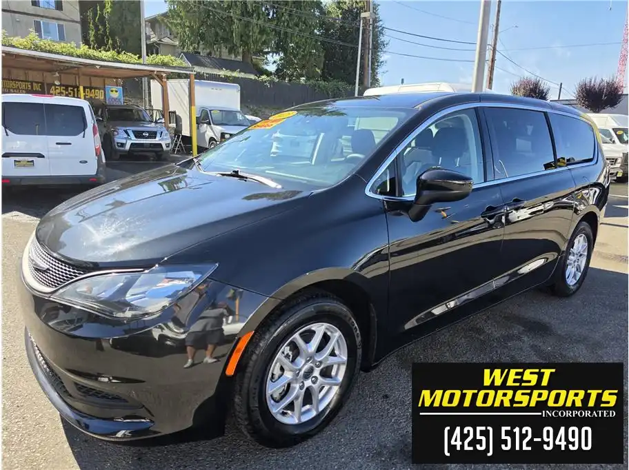 2023 Chrysler Voyager LX's photo