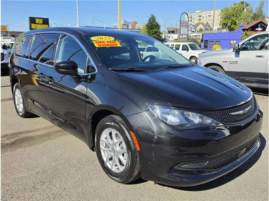 2023 Chrysler Voyager LX photo 3
