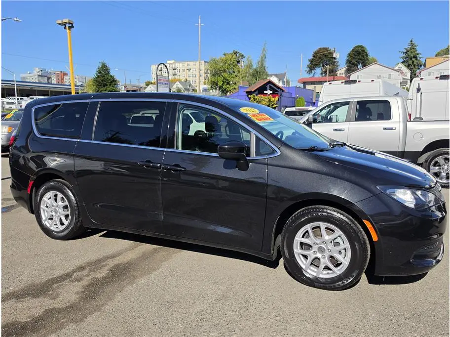 2023 Chrysler Voyager LX photo 4