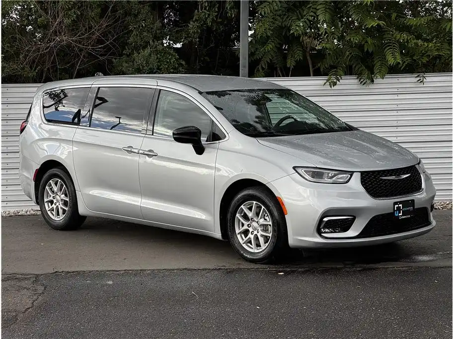 2024 Chrysler Pacifica Touring L's photo