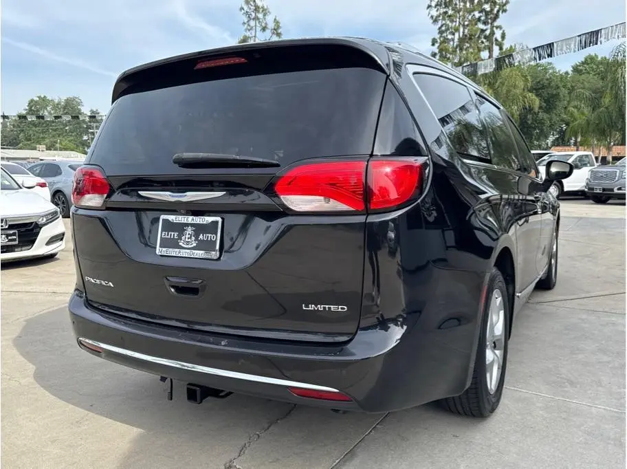 2020 Chrysler Pacifica Limited photo 3