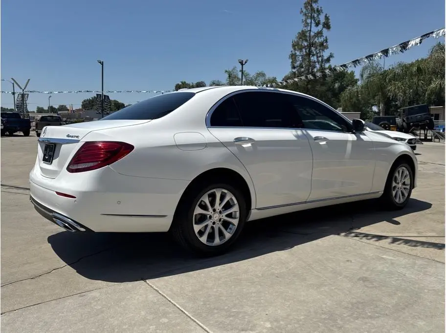 2017 Mercedes-Benz E-Class E300 4MATIC photo 4