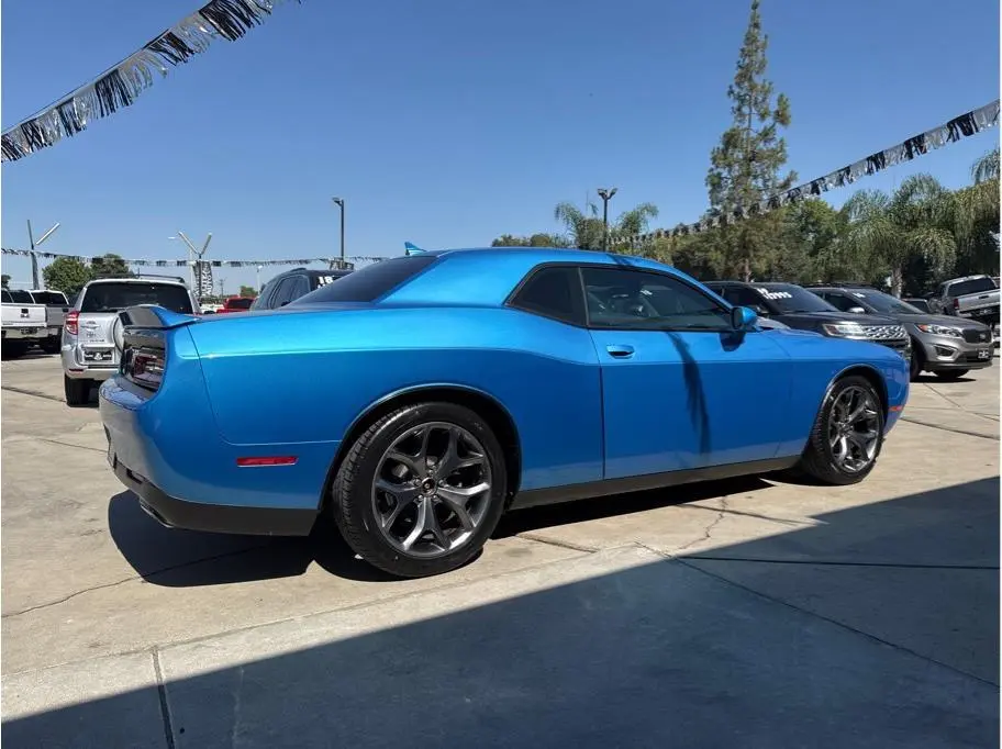 2015 Dodge Challenger SXT Plus photo 4