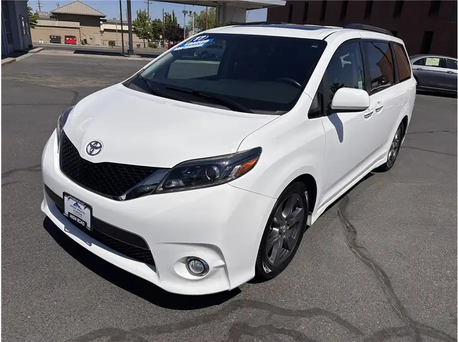 2017 Toyota Sienna SE V6 8-Passenger's photo