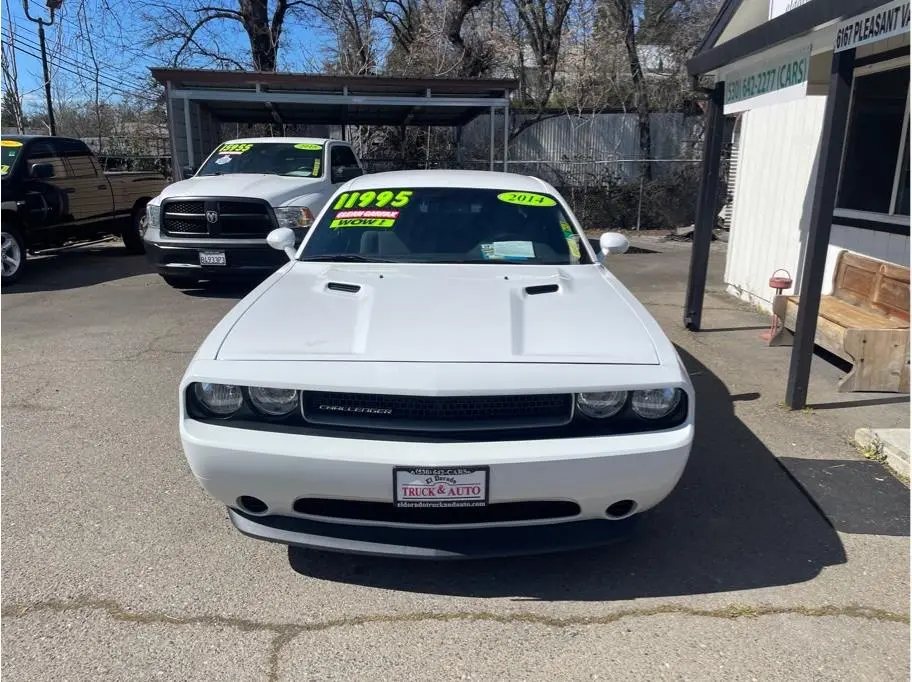 2014 Dodge Challenger SXT photo 3