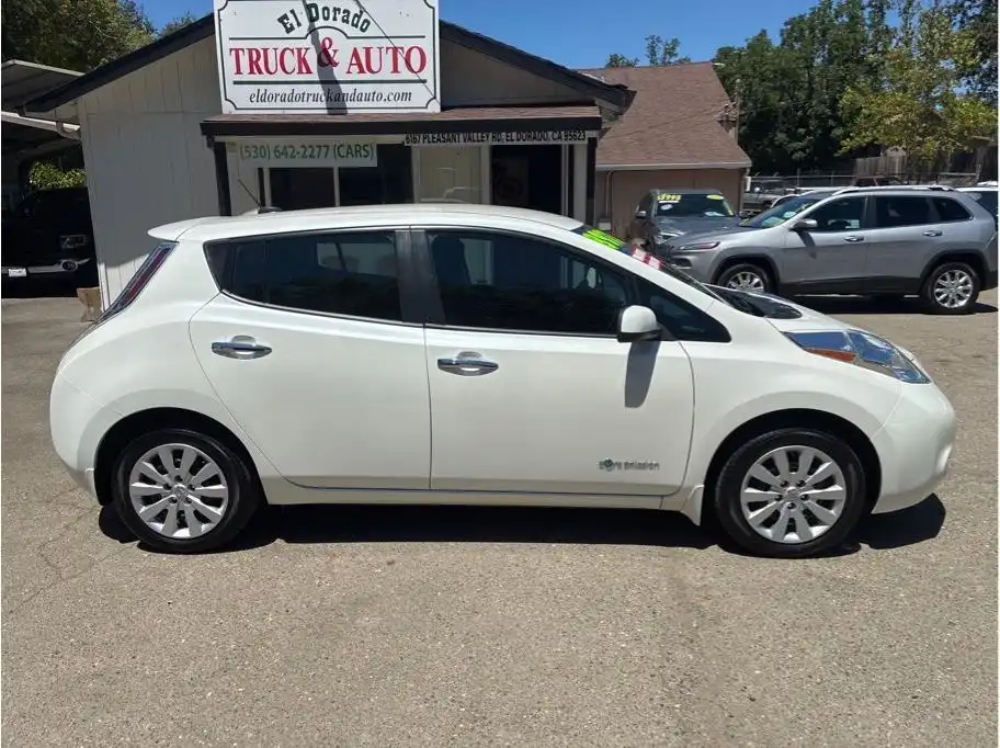 2015 Nissan Leaf S's photo