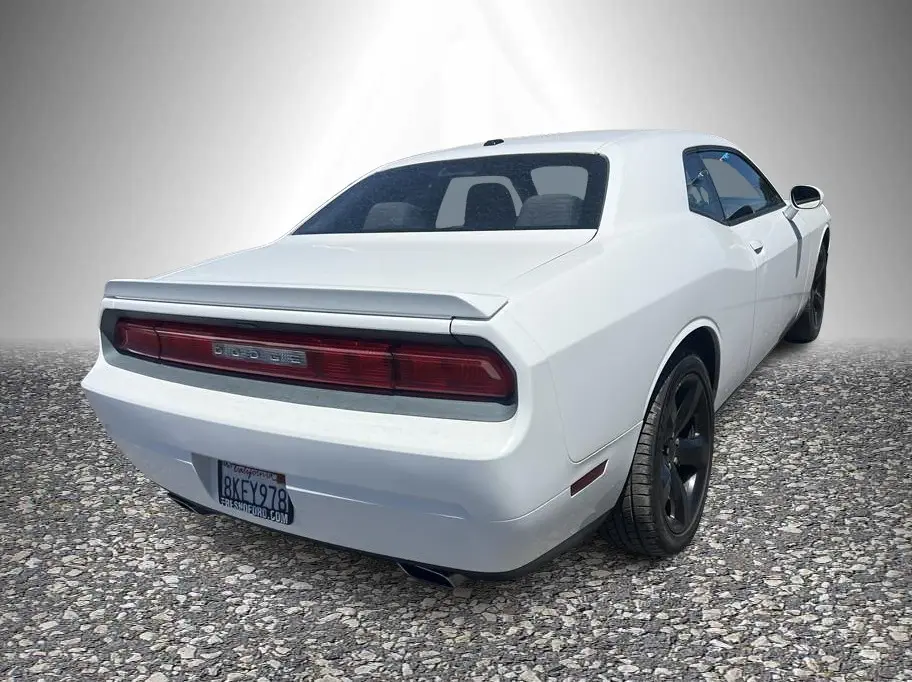 2014 Dodge Challenger SXT photo 5