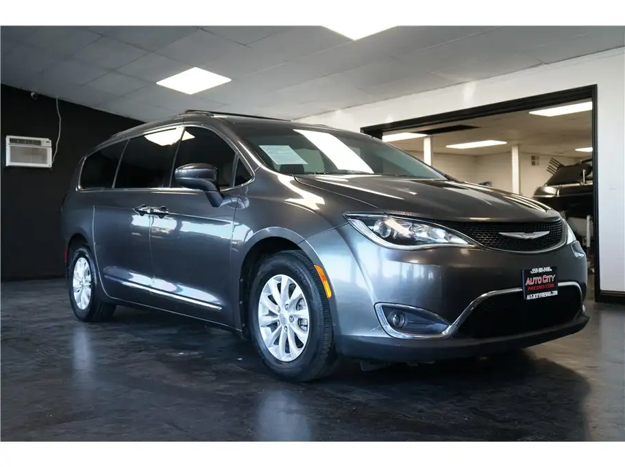 2017 Chrysler Pacifica Touring-L's photo