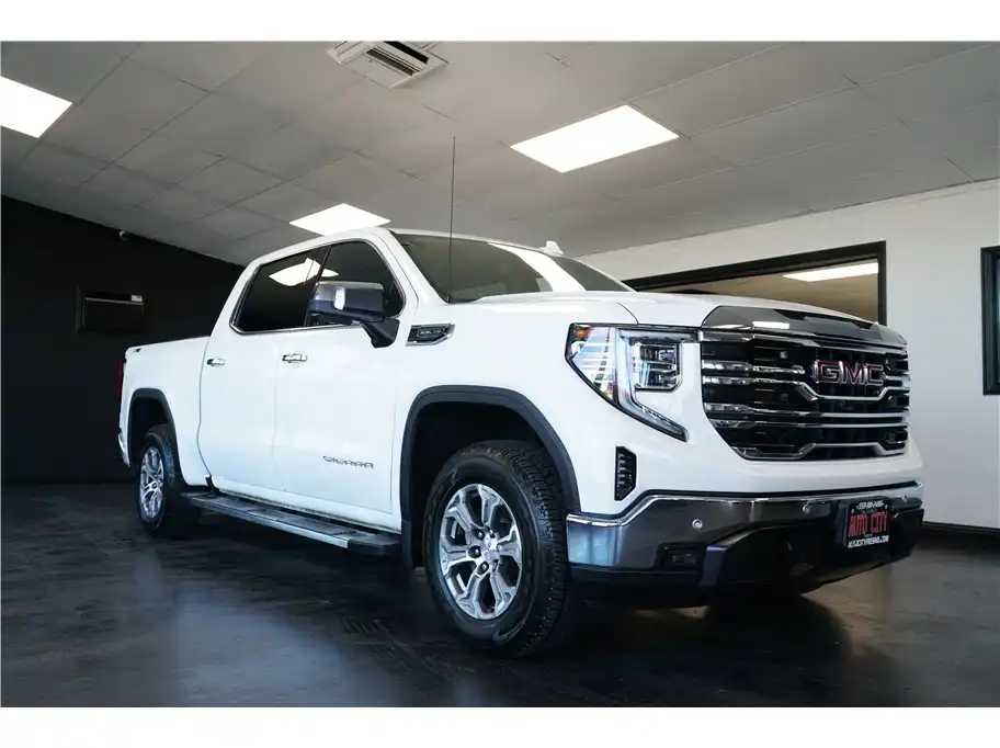 2022 GMC Sierra 4WD Crew Cab Short Box SLT's photo