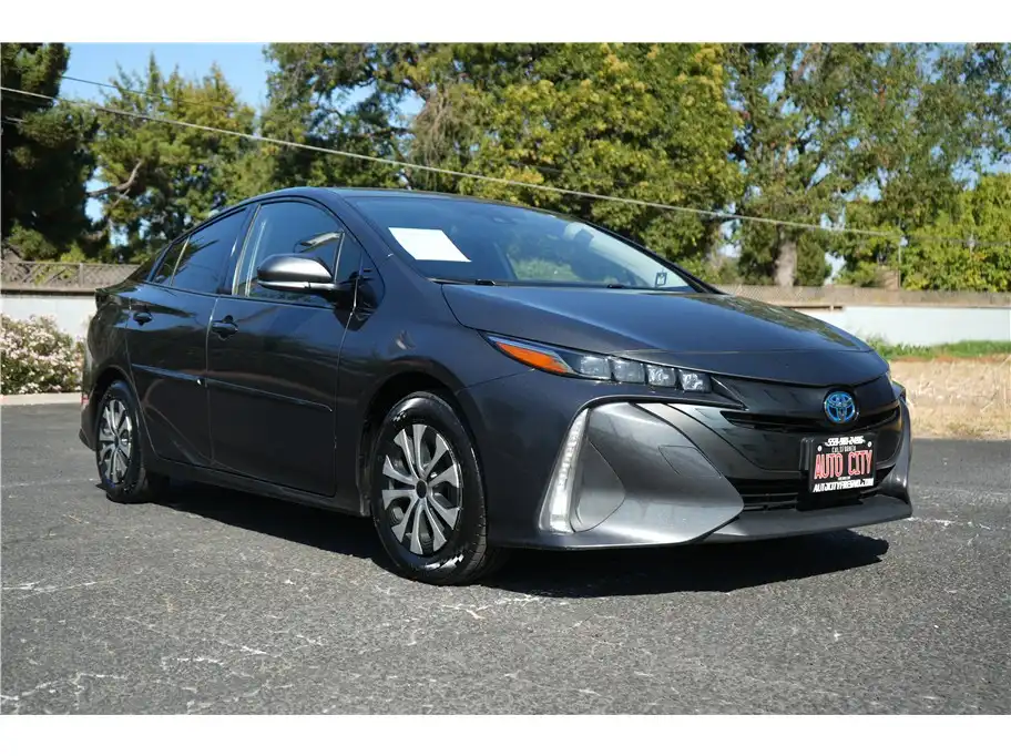 2017 Toyota Prius Prime Premium's photo