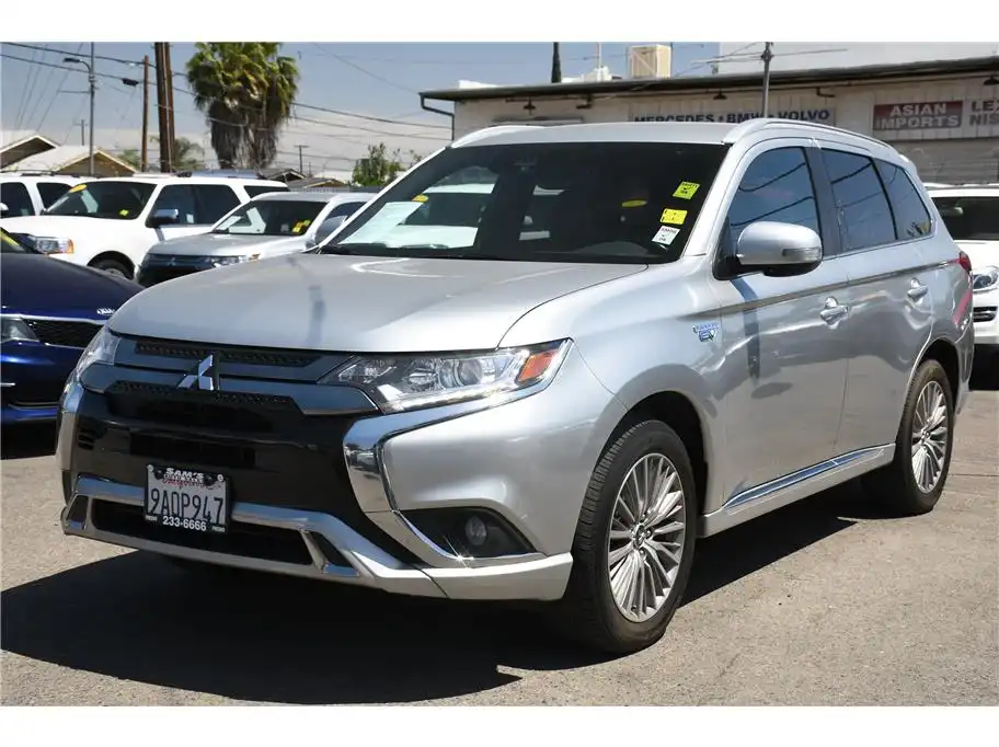 2022 Mitsubishi Outlander Plug-in Hybrid SE S-AWC's photo