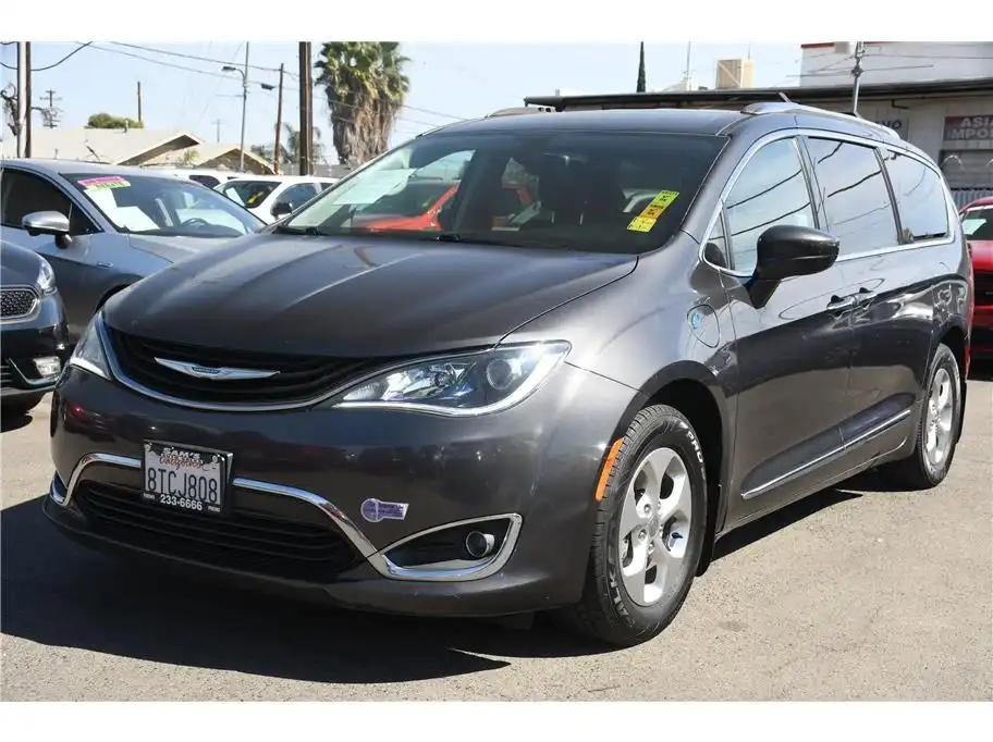 2018 Chrysler Pacifica Hybrid Touring L's photo