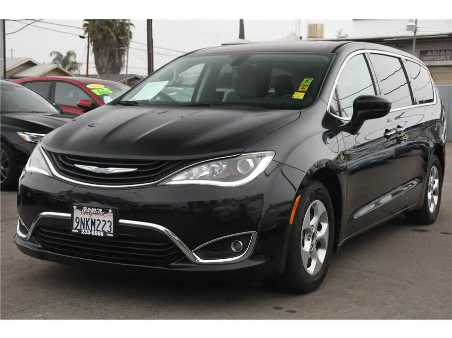2018 Chrysler Pacifica Hybrid Touring Plus's photo