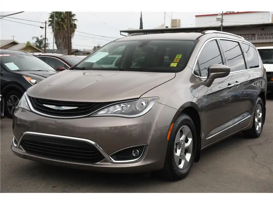 2018 Chrysler Pacifica Hybrid Touring L's photo
