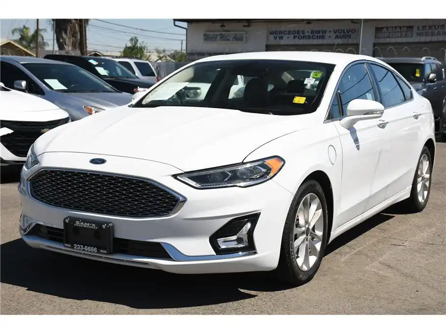2019 Ford Fusion Plug-In Hybrid Titanium's photo