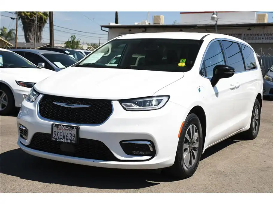 2024 Chrysler Pacifica Hybrid Select PHEV's photo