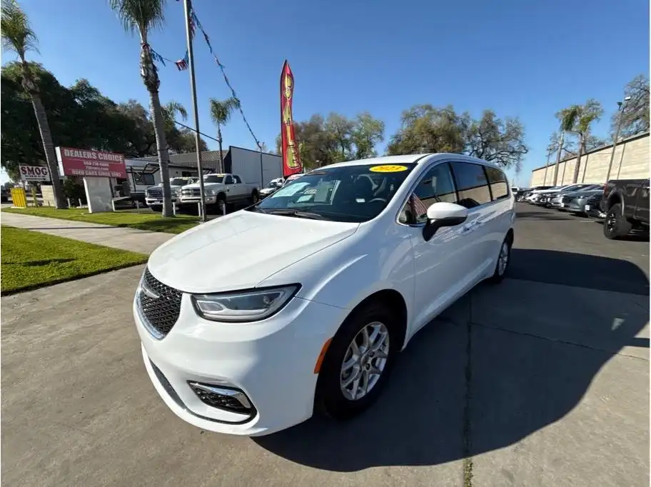 2023 Chrysler Pacifica Touring L's photo