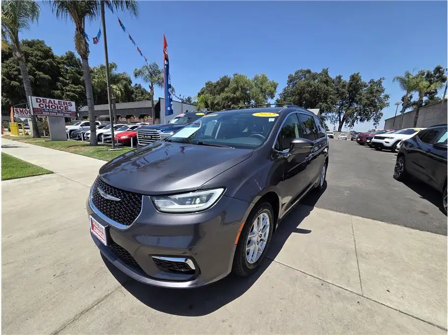 2022 Chrysler Pacifica Touring L's photo