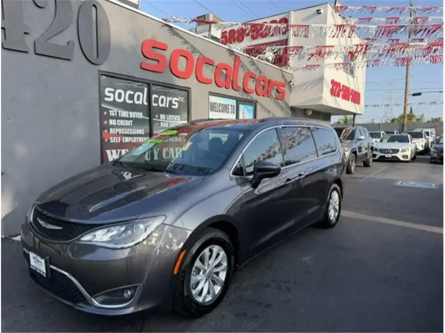 2018 Chrysler Pacifica Touring Plus's photo