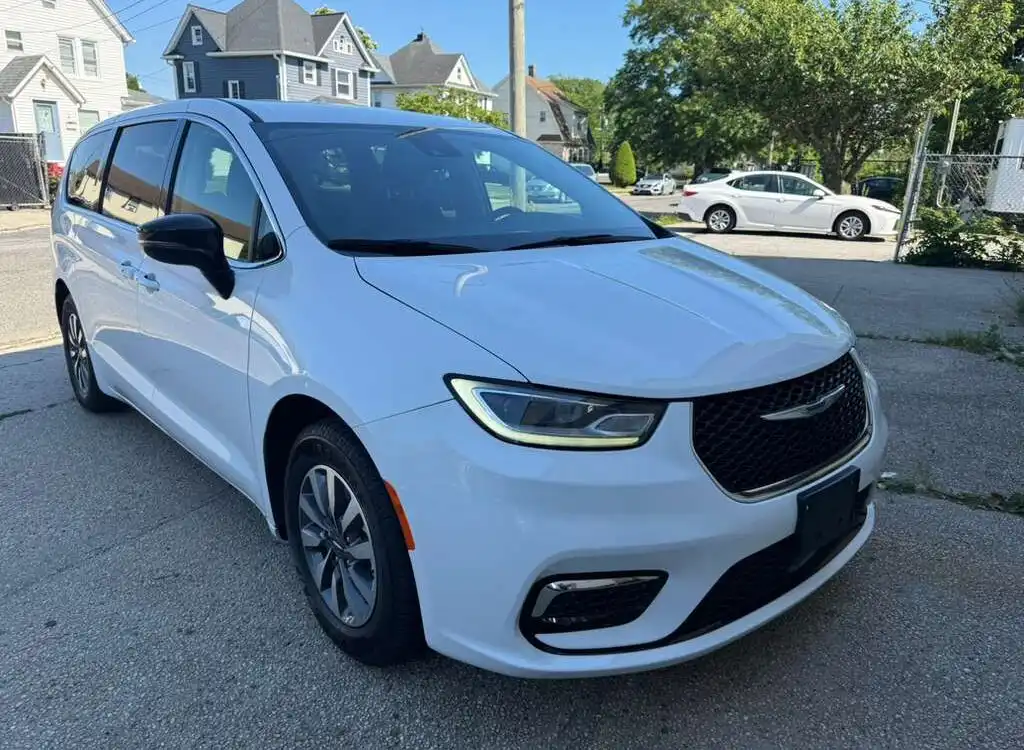 2024 Chrysler Pacifica Hybrid Select PHEV's photo