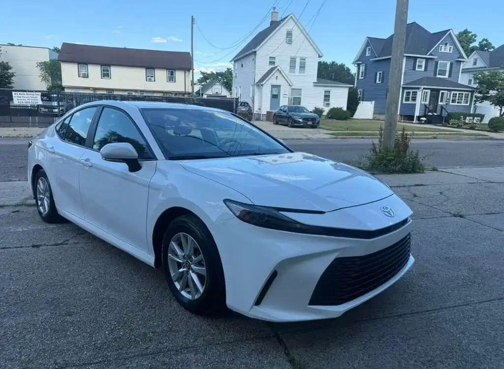 2025 Toyota Camry LE Hybrid's photo