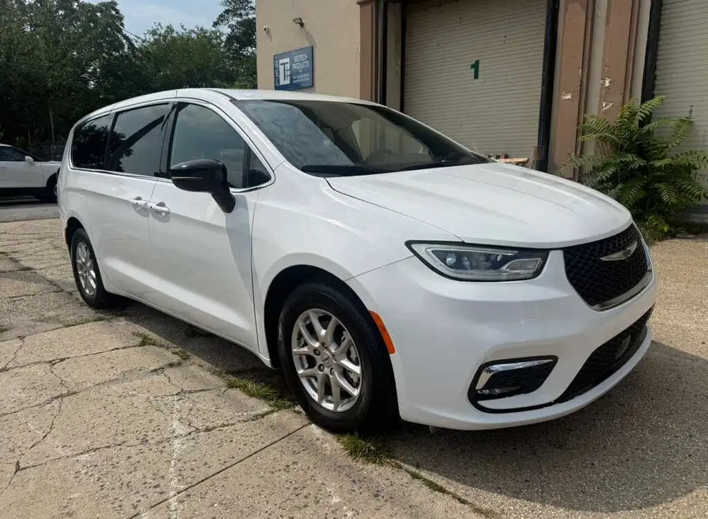 2025 Chrysler Pacifica Select's photo