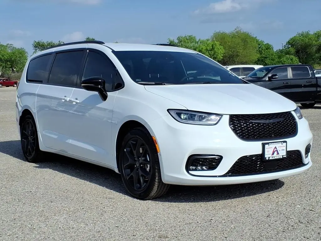 2026 Chrysler Pacifica Select photo 3