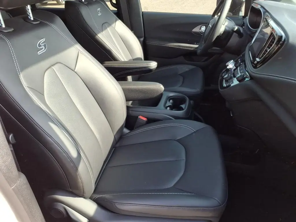 2026 Chrysler Pacifica Select photo 5