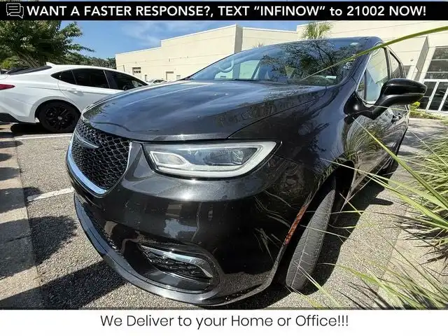 2023 Chrysler Pacifica Touring L's photo