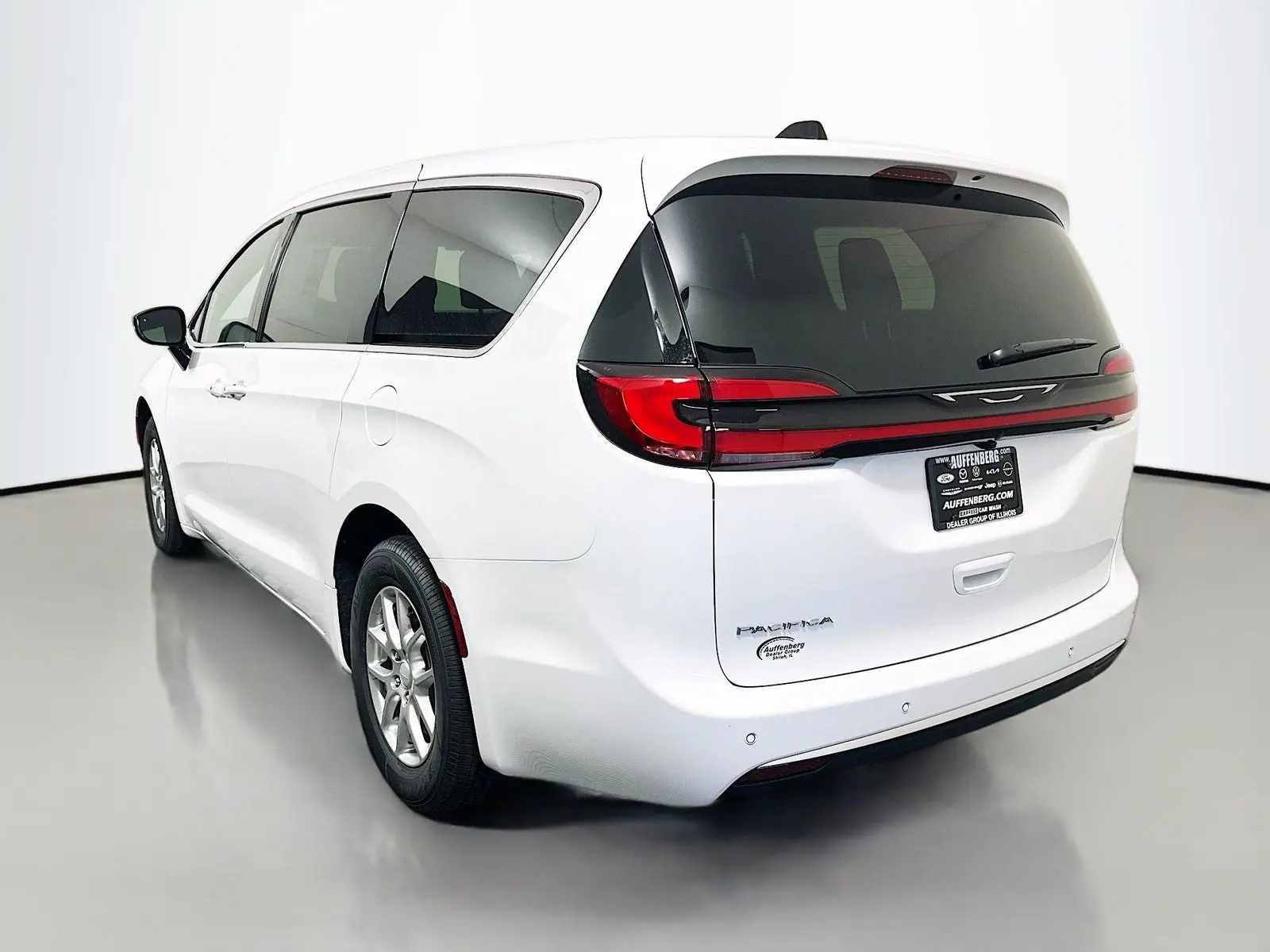 2027 Chrysler Pacifica Select photo 5