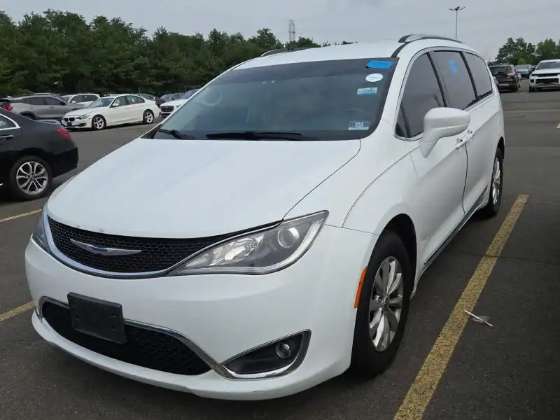 2019 Chrysler Pacifica Touring L's photo