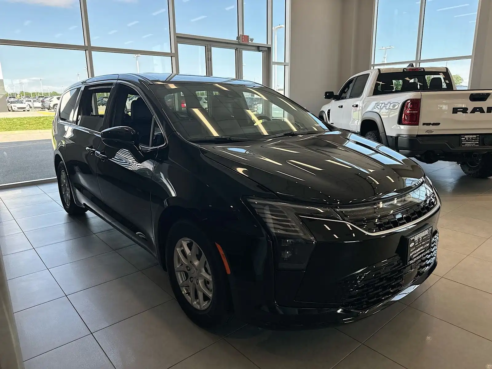 2027 Chrysler Pacifica Select's photo