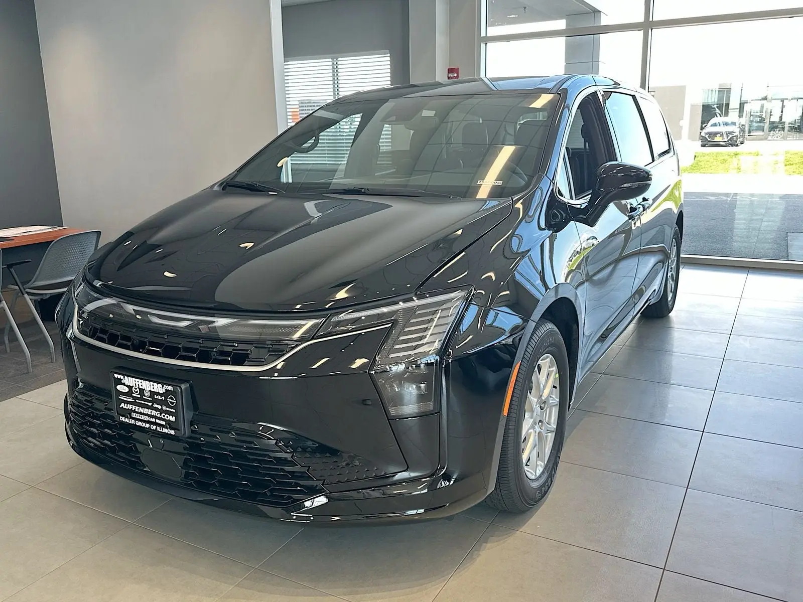 2027 Chrysler Pacifica Select photo 3