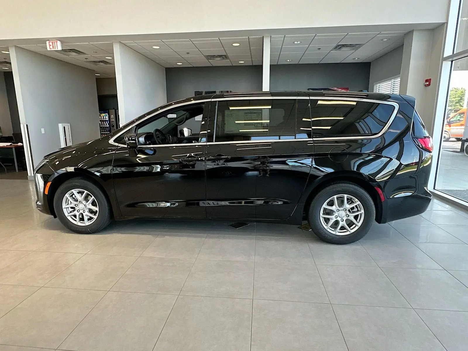 2027 Chrysler Pacifica Select photo 4