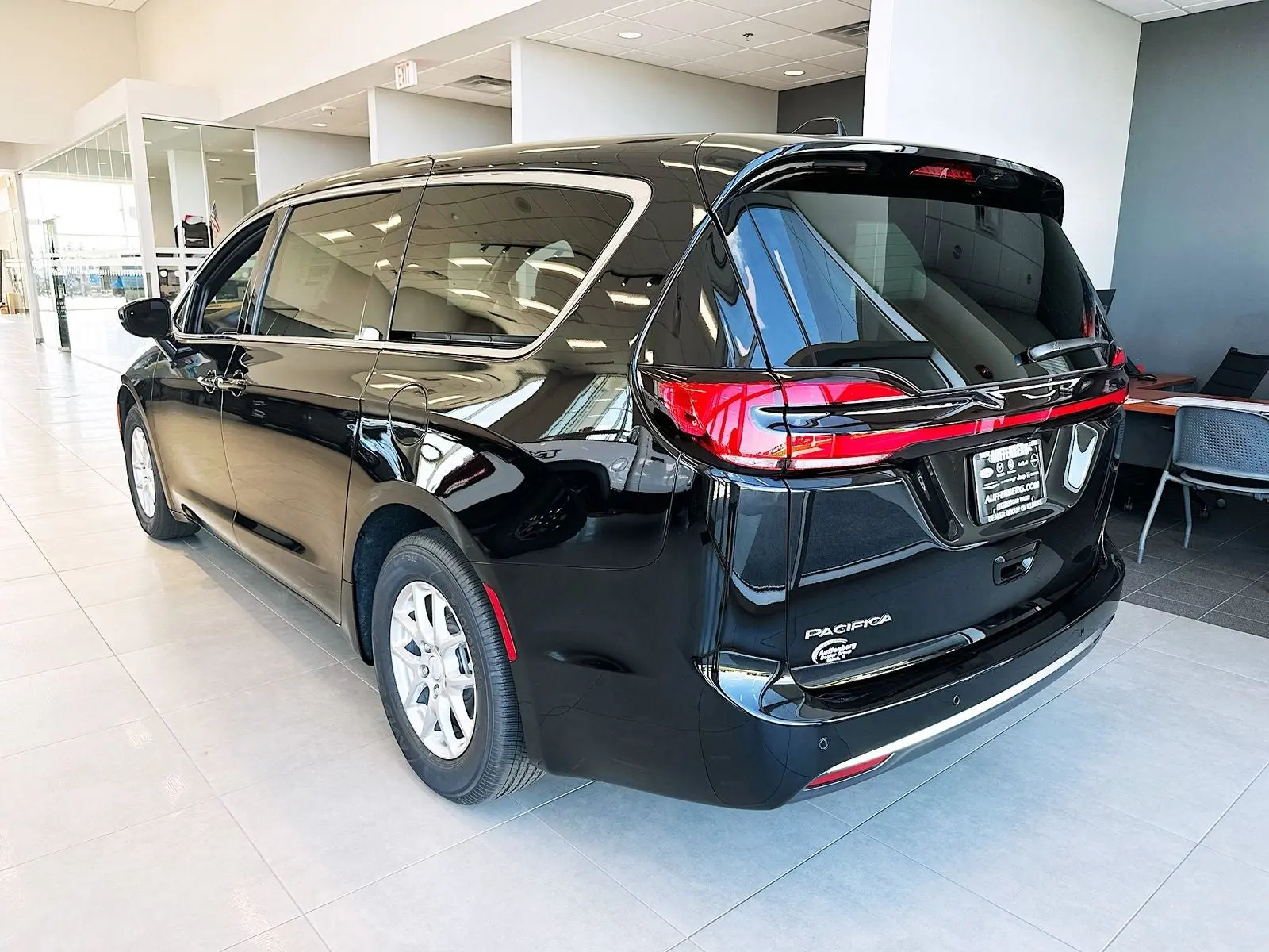 2027 Chrysler Pacifica Select photo 5