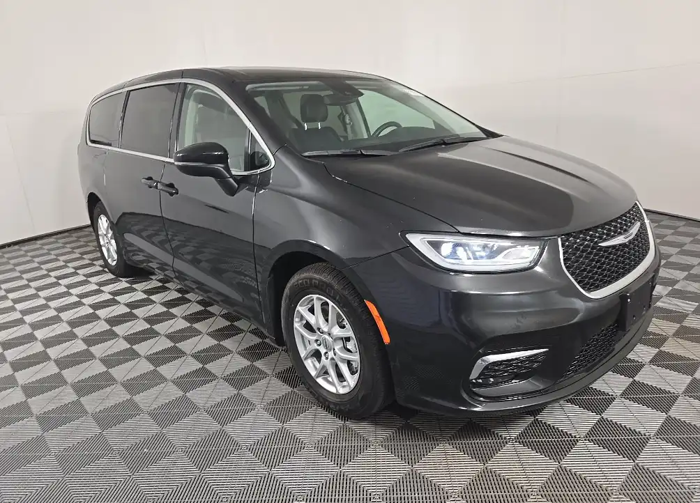 2023 Chrysler Pacifica Touring L's photo