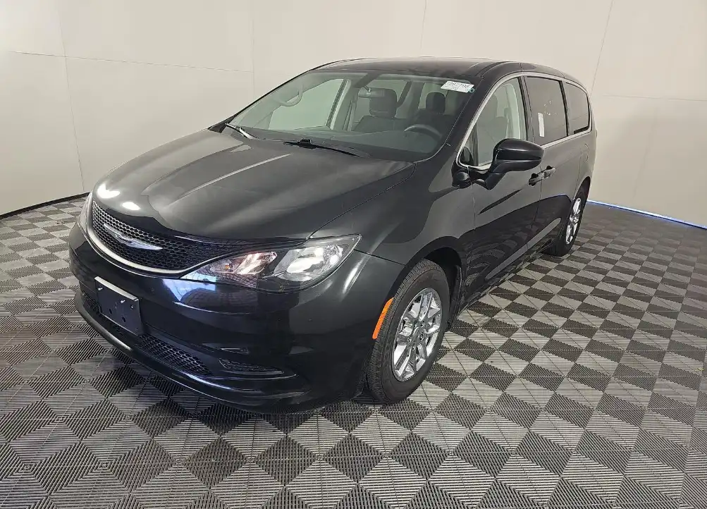 2022 Chrysler Voyager LX's photo