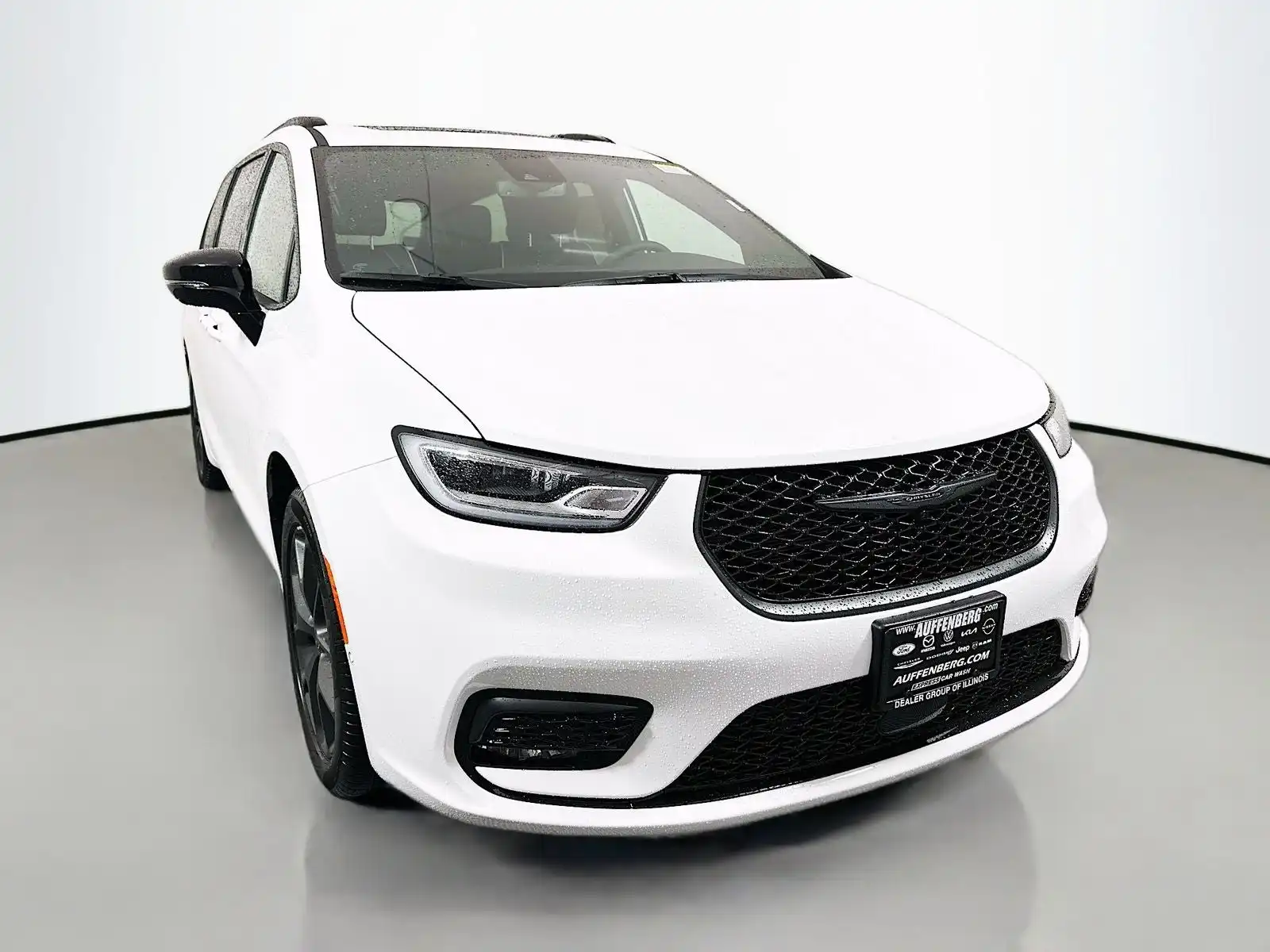 2026 Chrysler Pacifica Limited's photo
