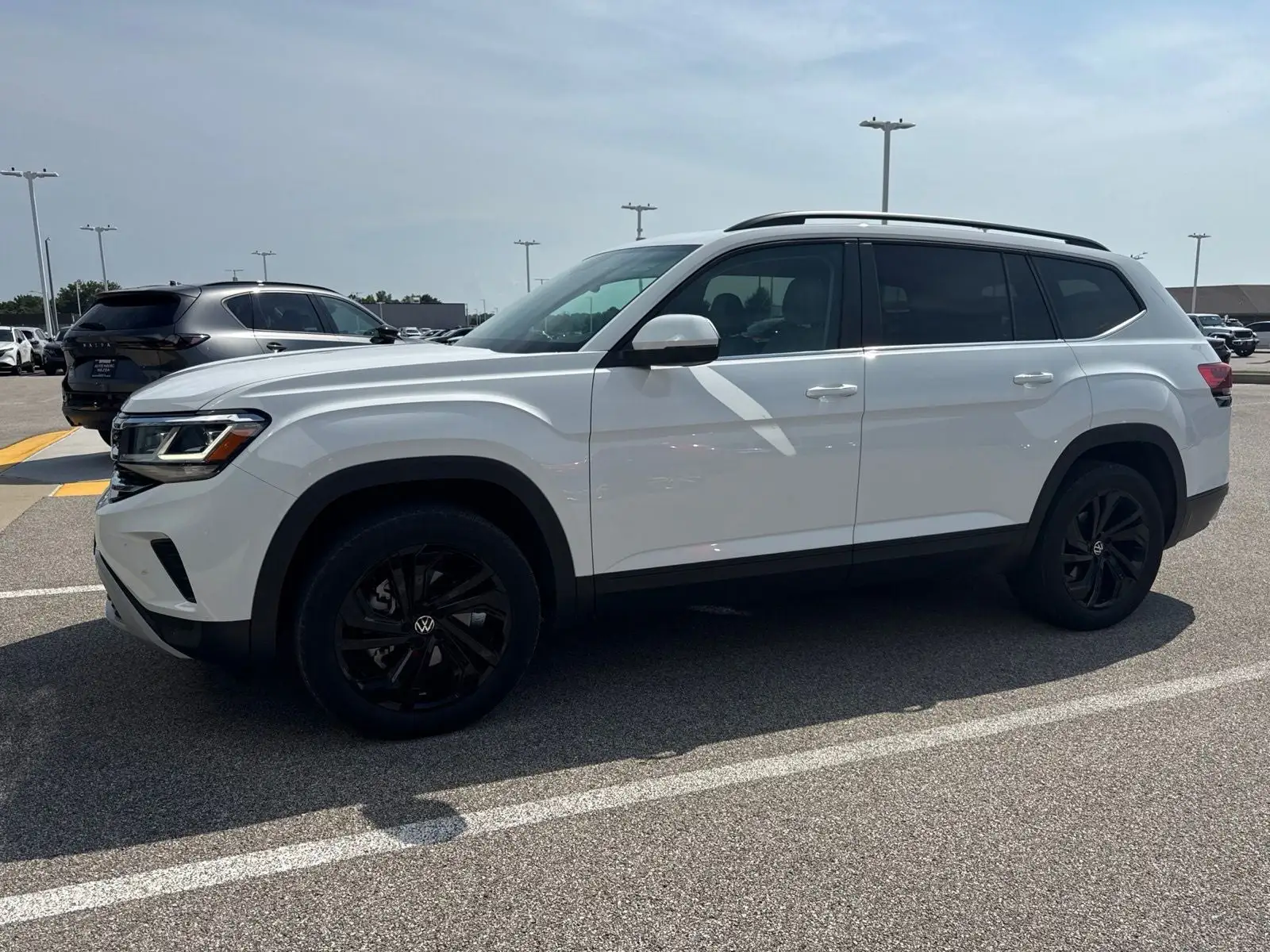 2022 Volkswagen Atlas 3.6L SE with Tech photo 1