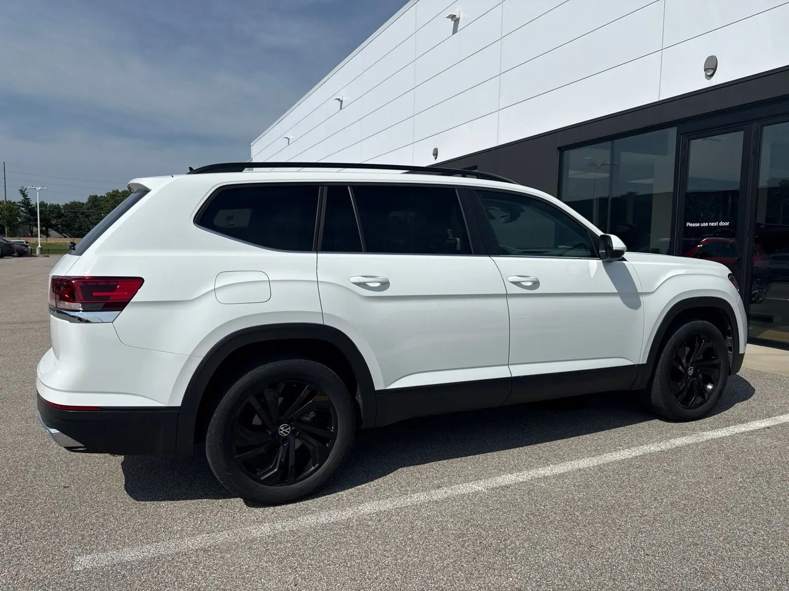 2022 Volkswagen Atlas 3.6L SE with Tech photo 3