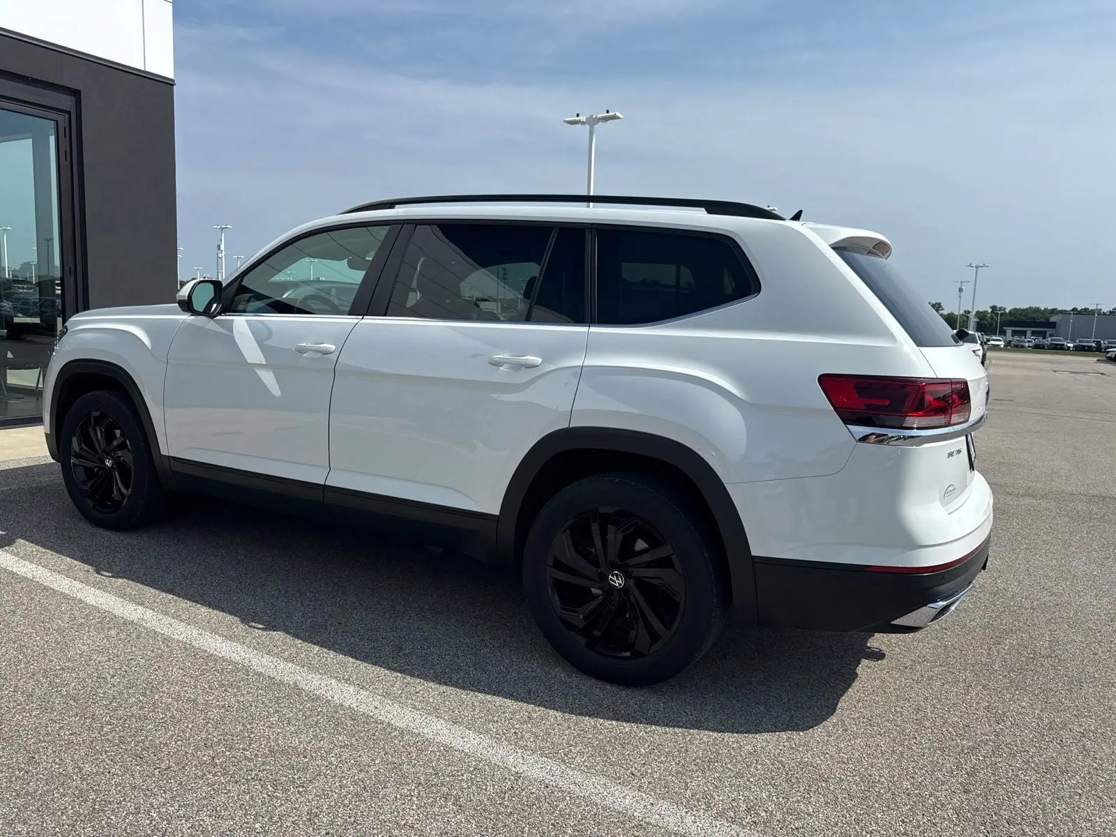2022 Volkswagen Atlas 3.6L SE with Tech photo 4