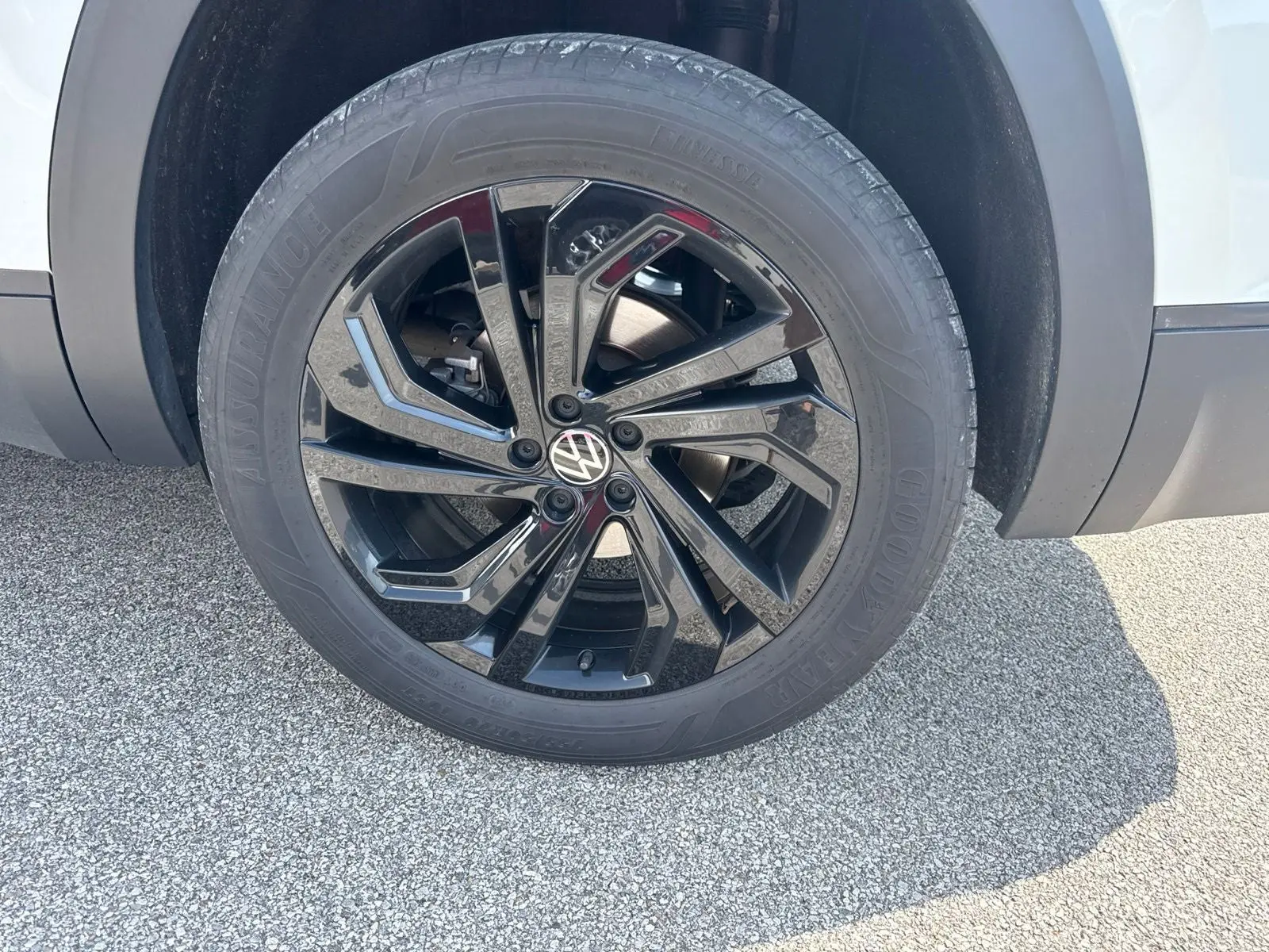 2022 Volkswagen Atlas 3.6L SE with Tech photo 5